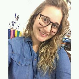 Meet your Posher, Júlia mônica